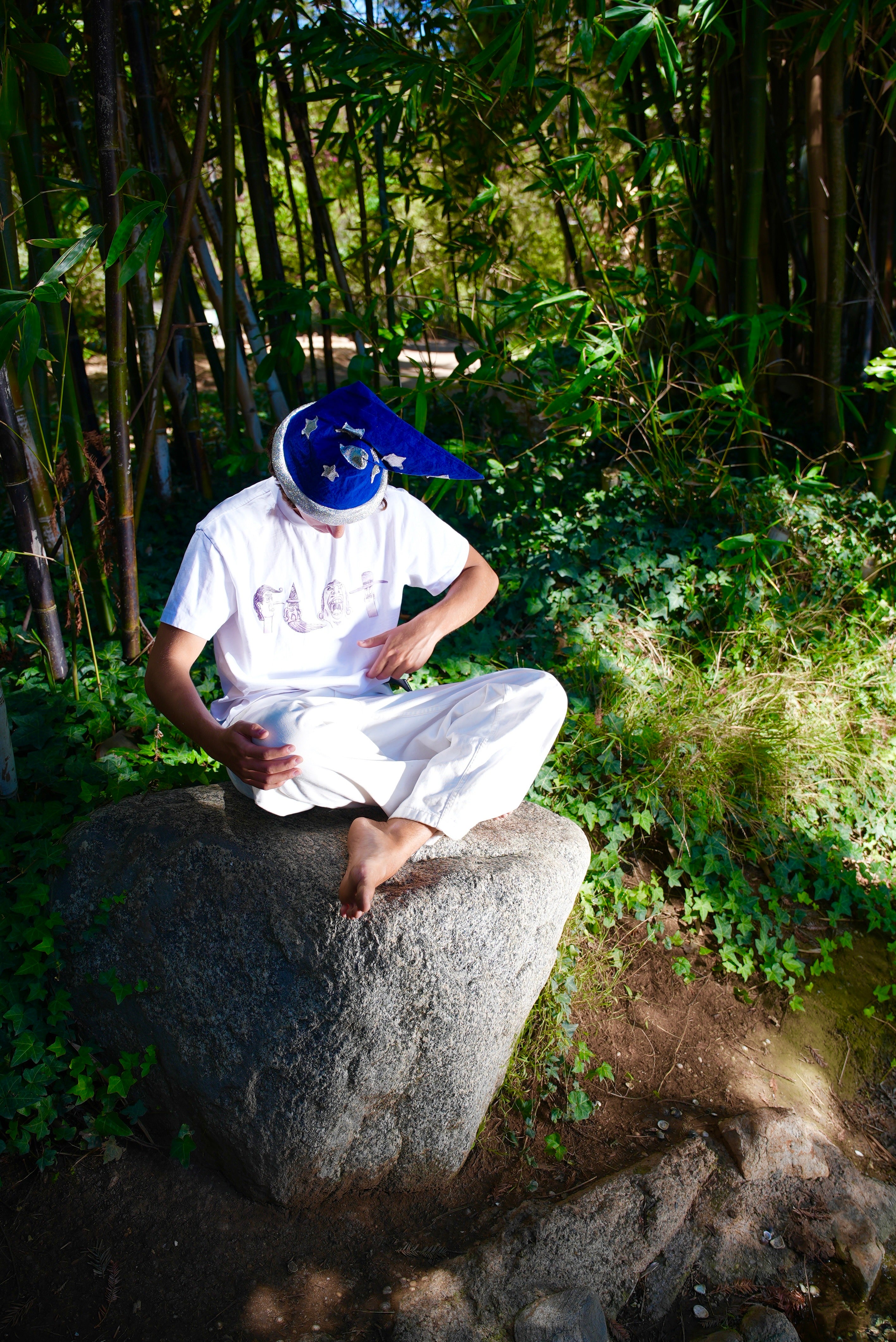 Faces tee